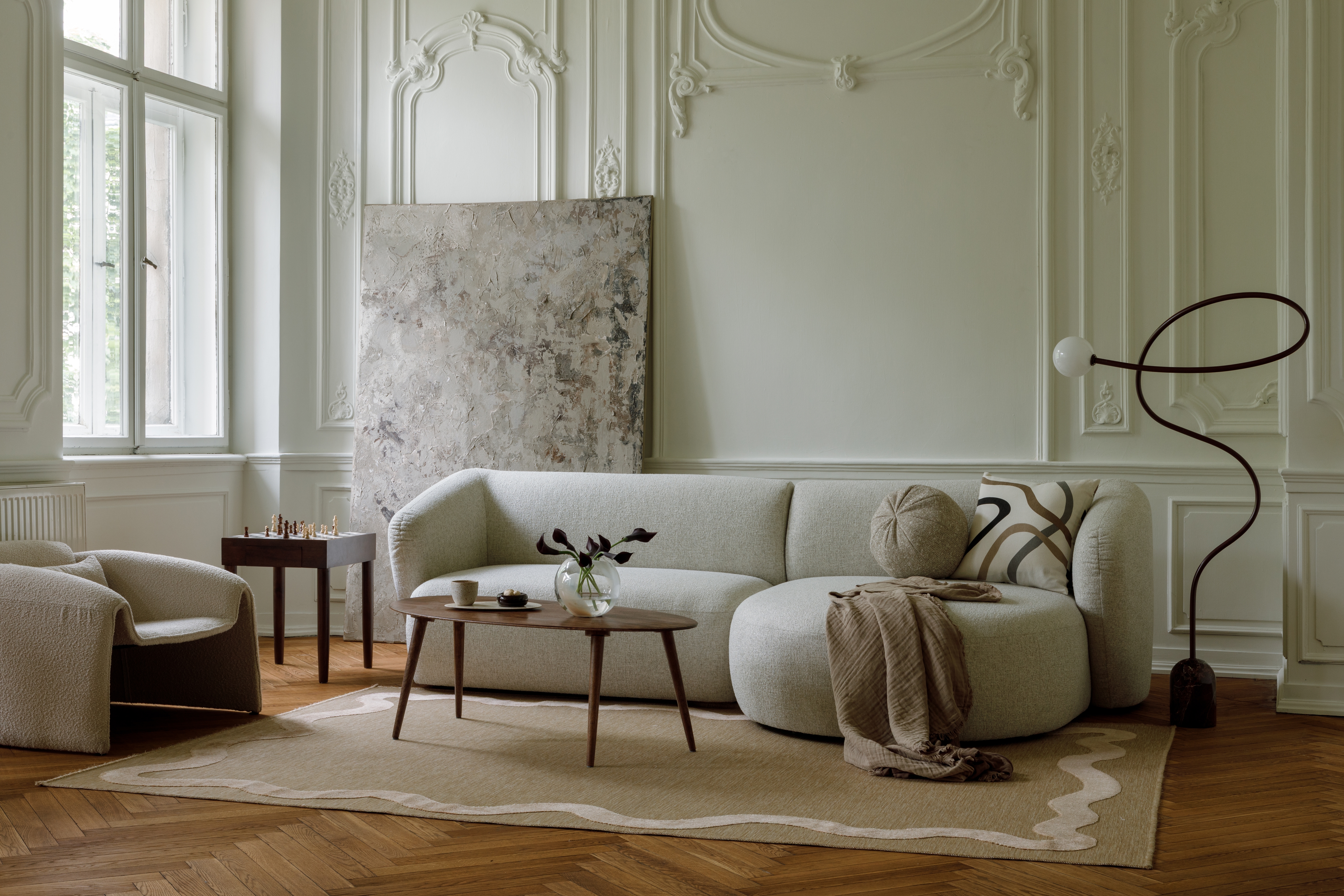 Salón de una vivienda de lujo en el centro de Madrid con techos altos y molduras originales